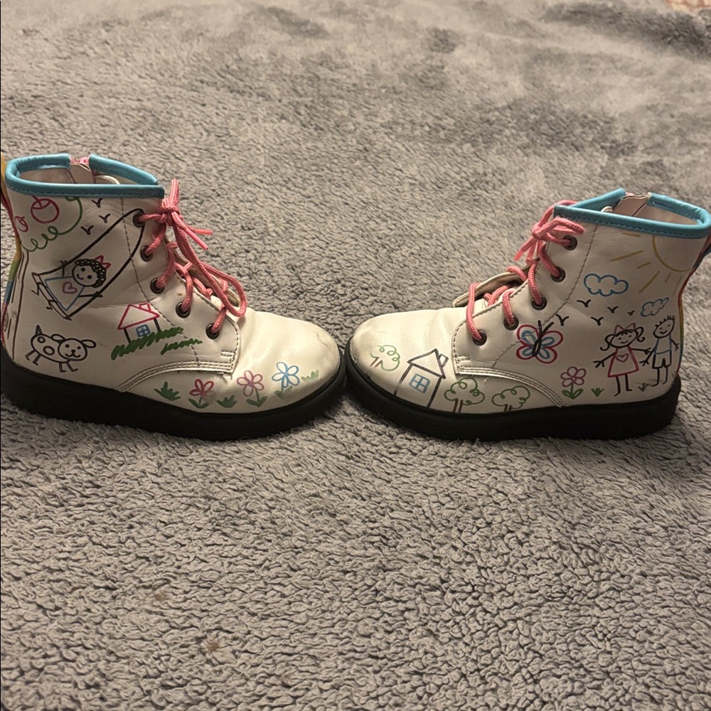 SUPER CUTE!! Skechers White zip boots with stick figure drawings ❤️